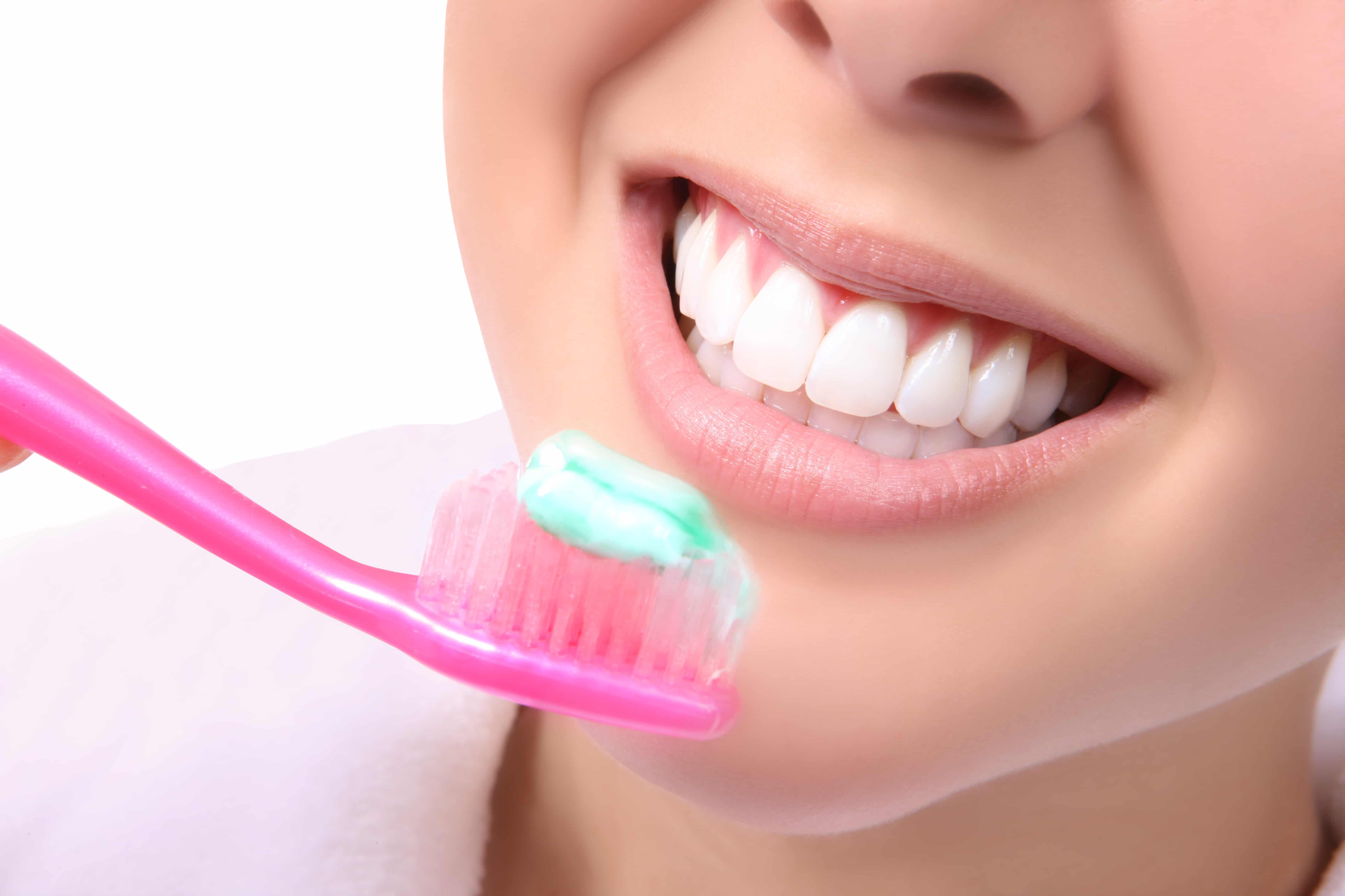 Чистить зубы во время поста. Индивидуальная гигиена полости рта. Чистые зубы. Красивые белые зубы. Гигиена зубов и полости рта.
