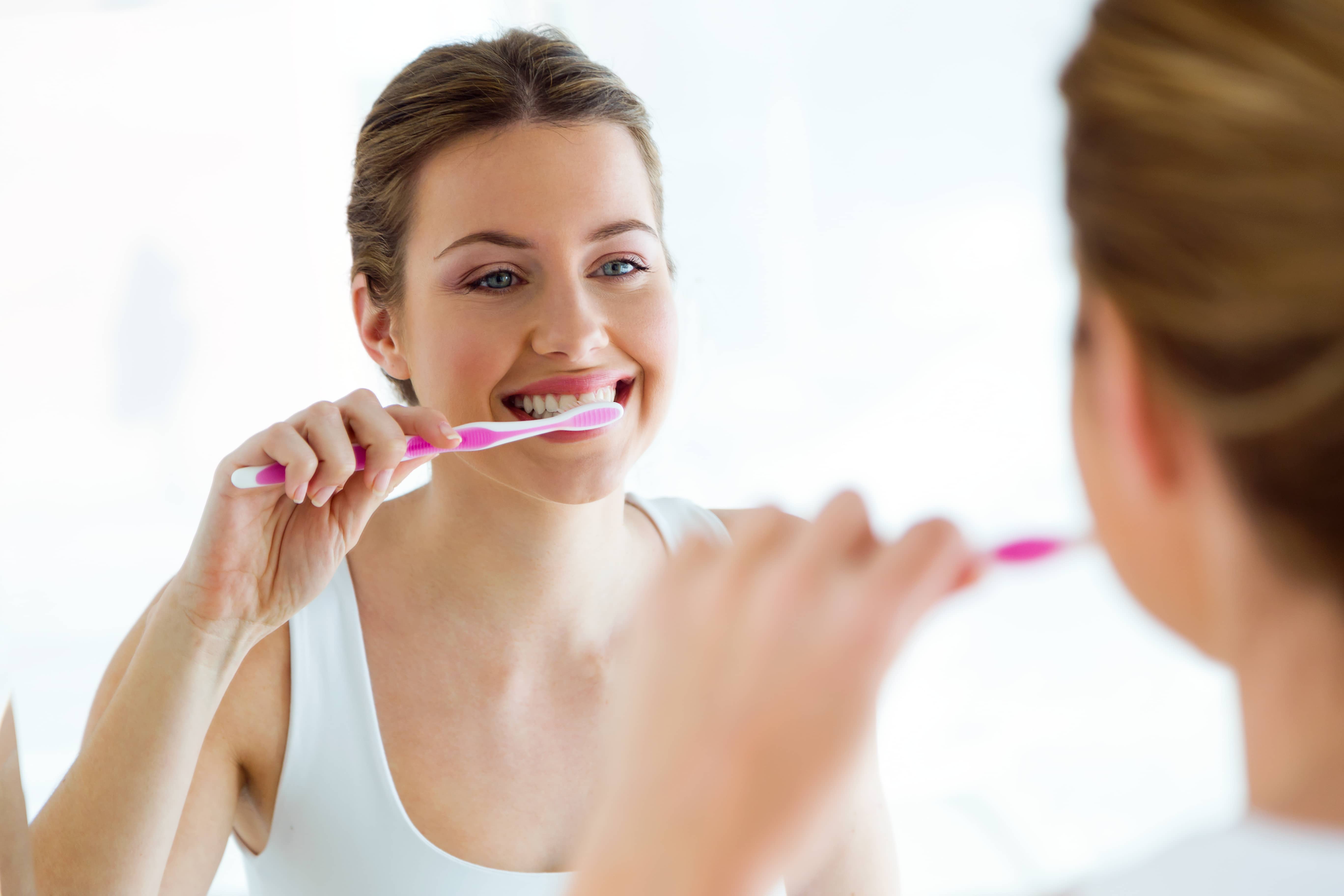 Правильно чистить зубы до завтрака или. Чистим зубы!. Человек чистит зубы. Красивая девушка чистит зубы. Профессиональная чистка полости рта.